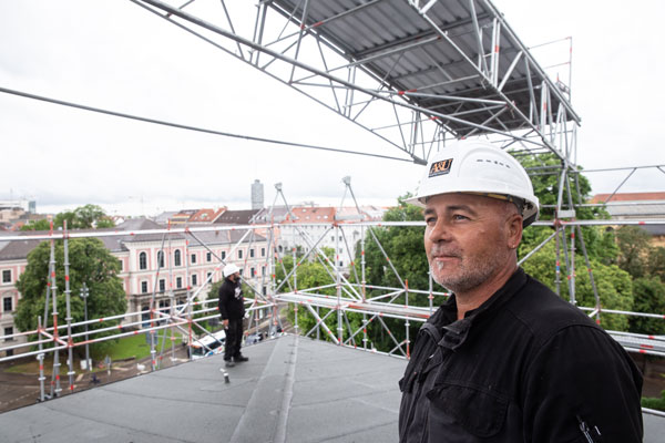 Mitarbeiter von A&U Gerüstbau auf einem Dach mit Gerüst